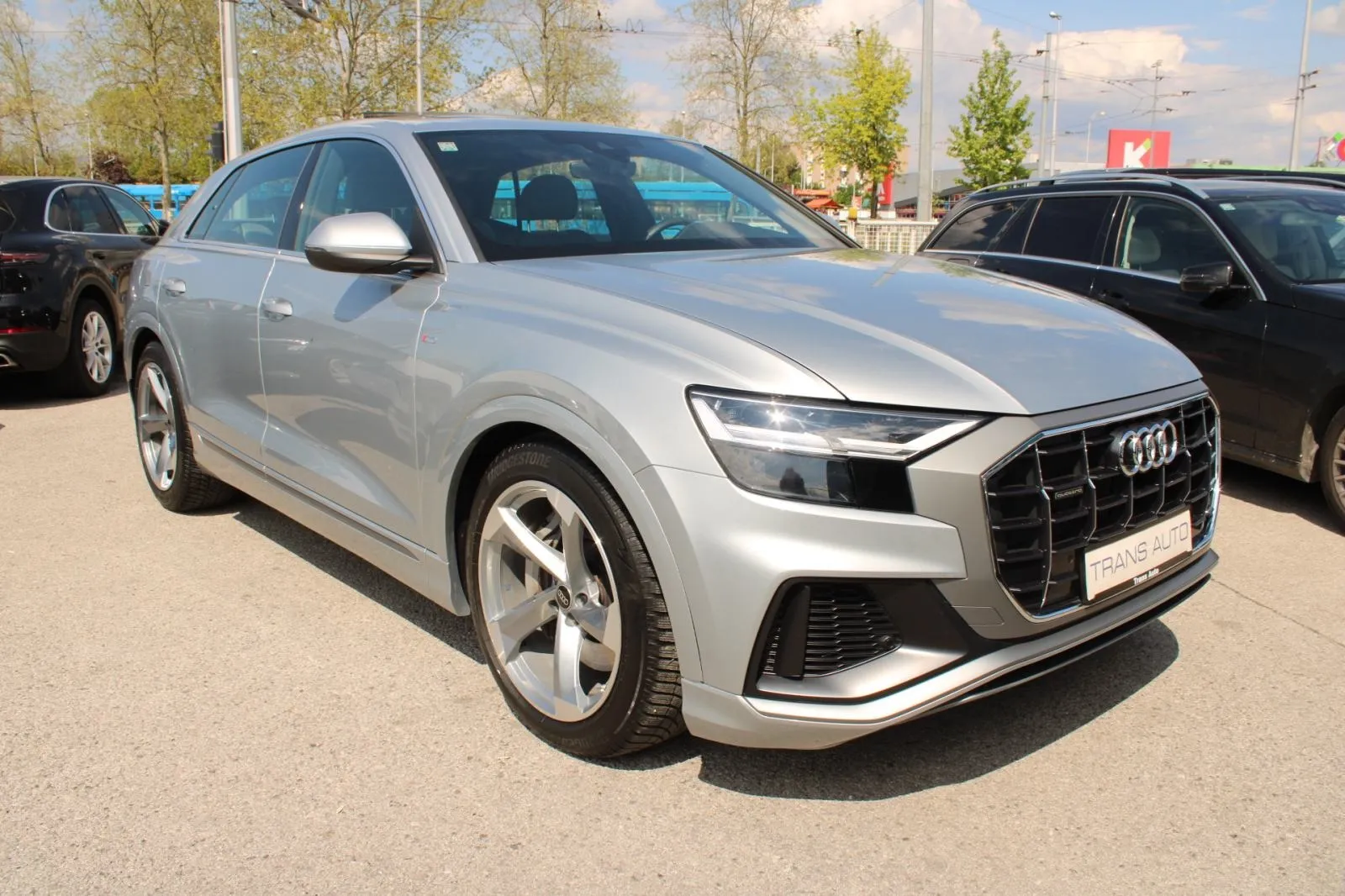 audi q8 55 tfsi quattro s-line *panorama,led,navigacija,kamera* - slika 3