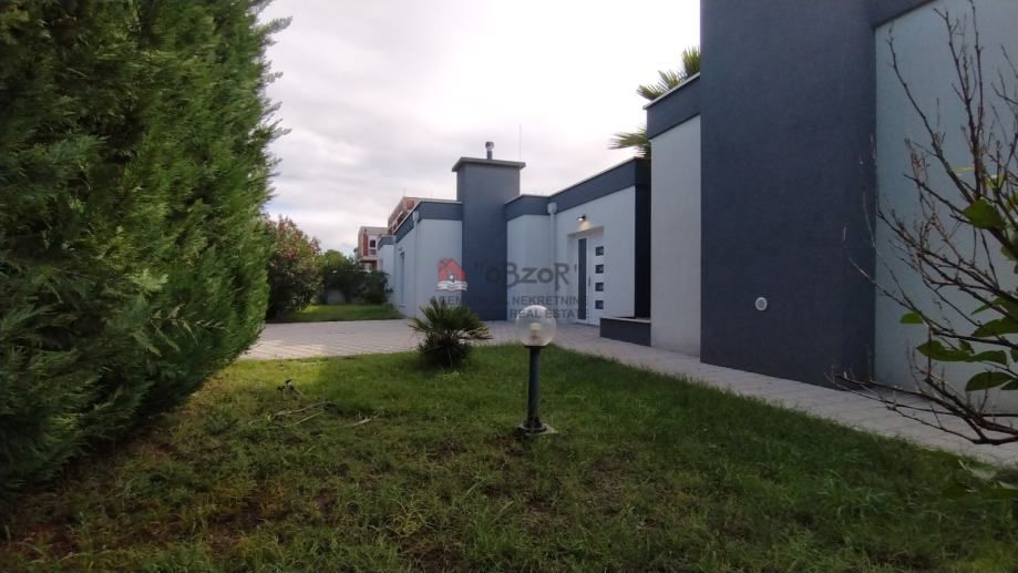 murvica-samostojeća kuća prizemnica s dva bazena - slika 3