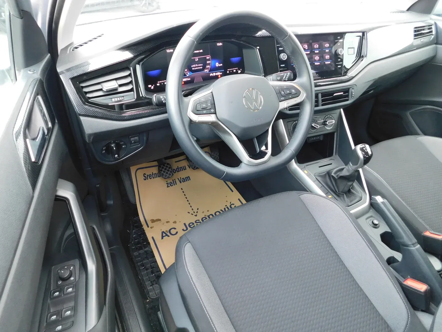 10799 volkswagen polo 1.0 tsi life - slika 9