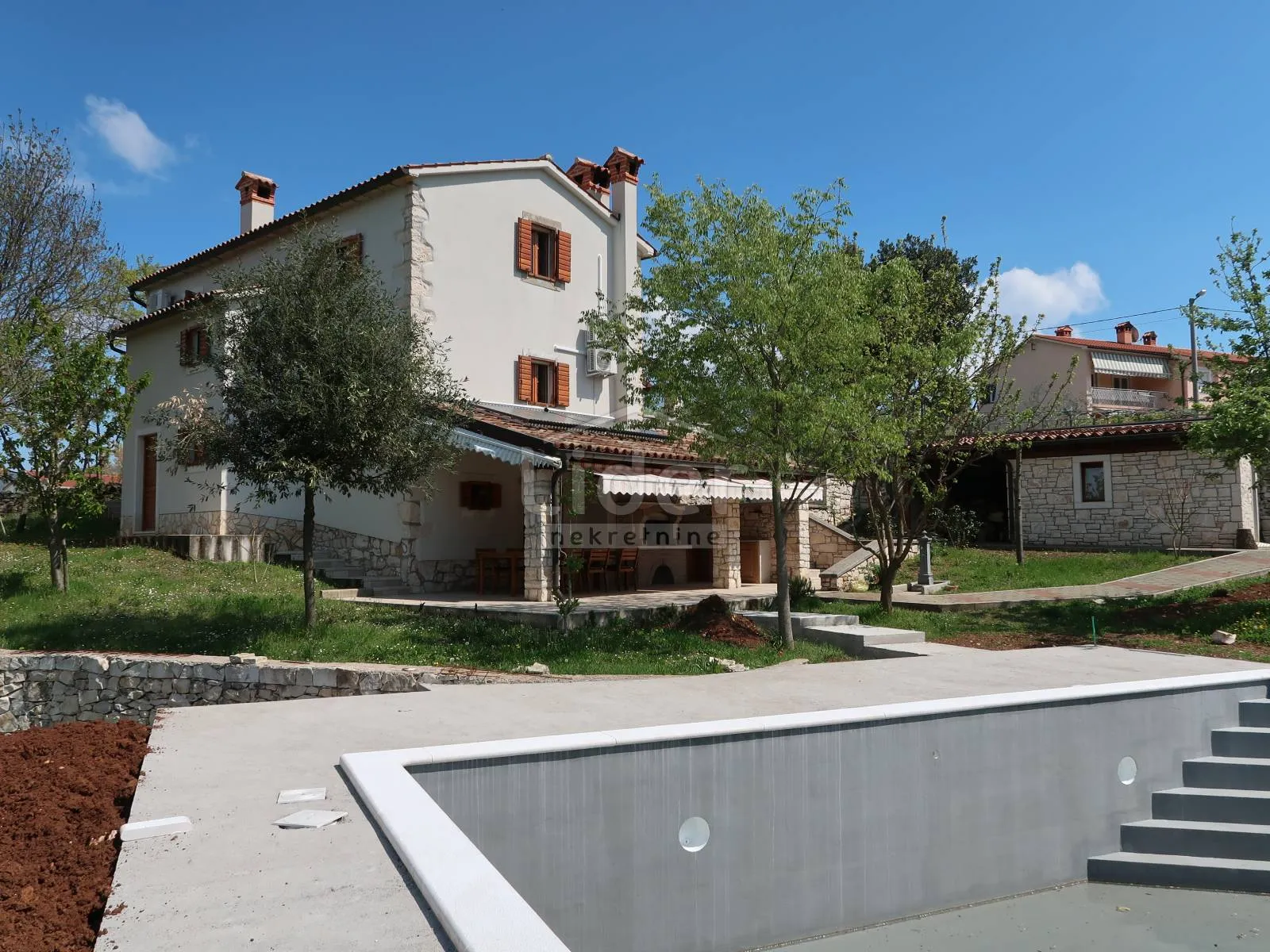 prekrasna autohtona vila nedaleko labina - slika 23