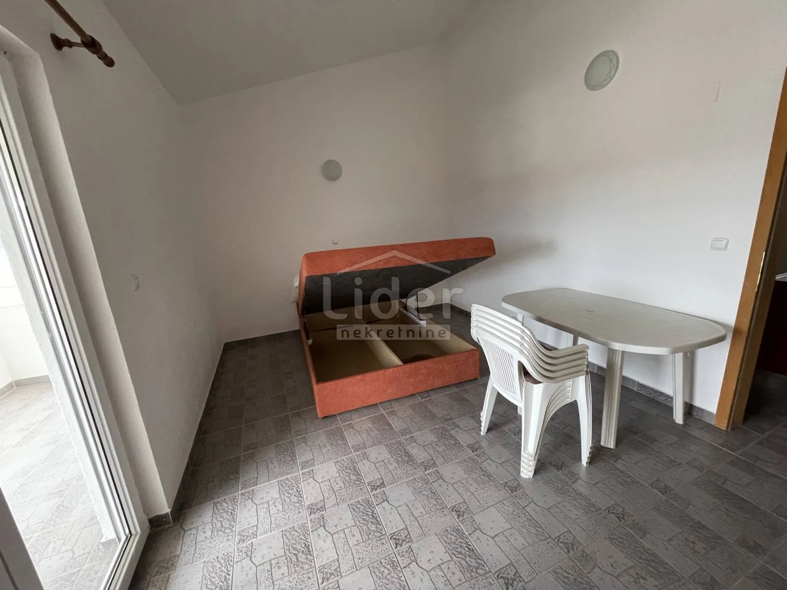 kuća sa 6 apartmana i pogledom na more - slika 25