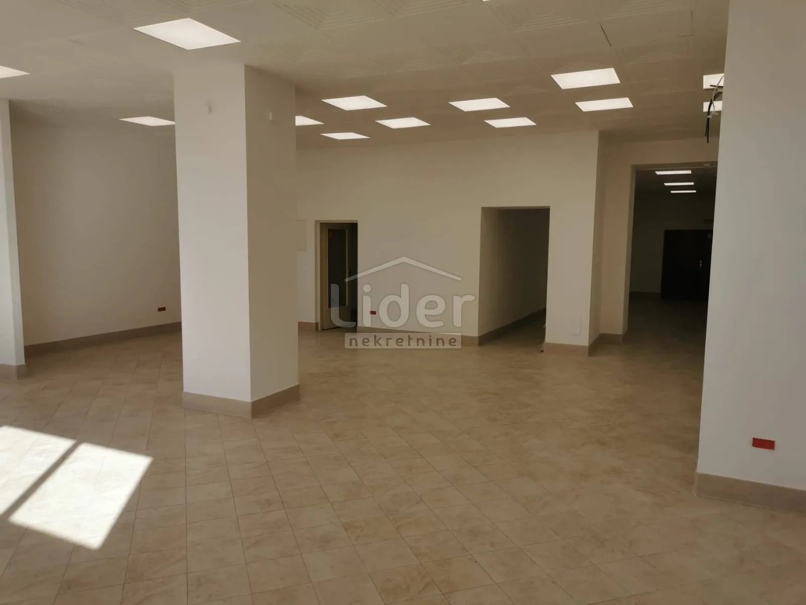 sušak, ulični lokal 321m2- 379.000 € - slika 2