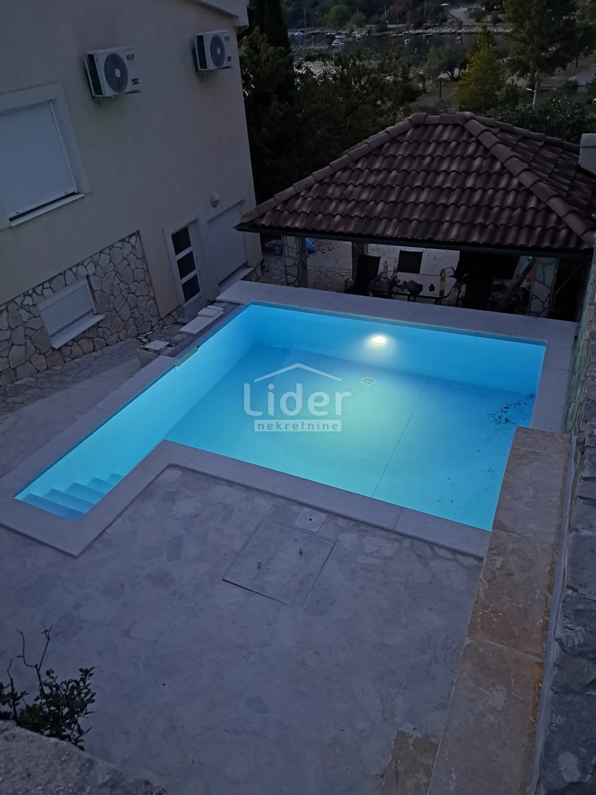 kuća 100m2, bazen, velika garaža, prvi red do mora i plaže - slika 4