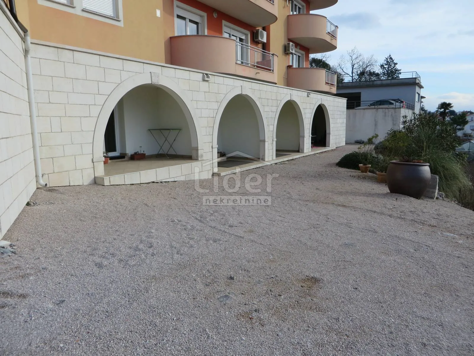 uredski prostor, 120 m2, sa parkingom - slika 2