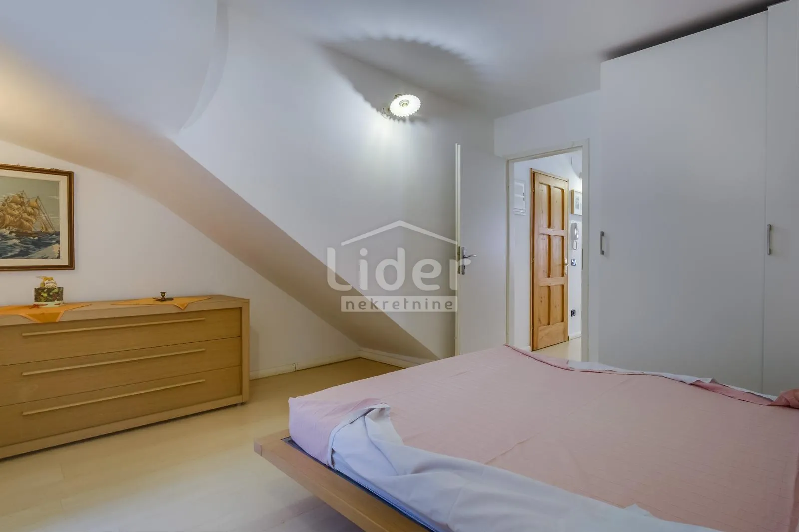 stan s pogledom na more i luku – veli lošinj - slika 8