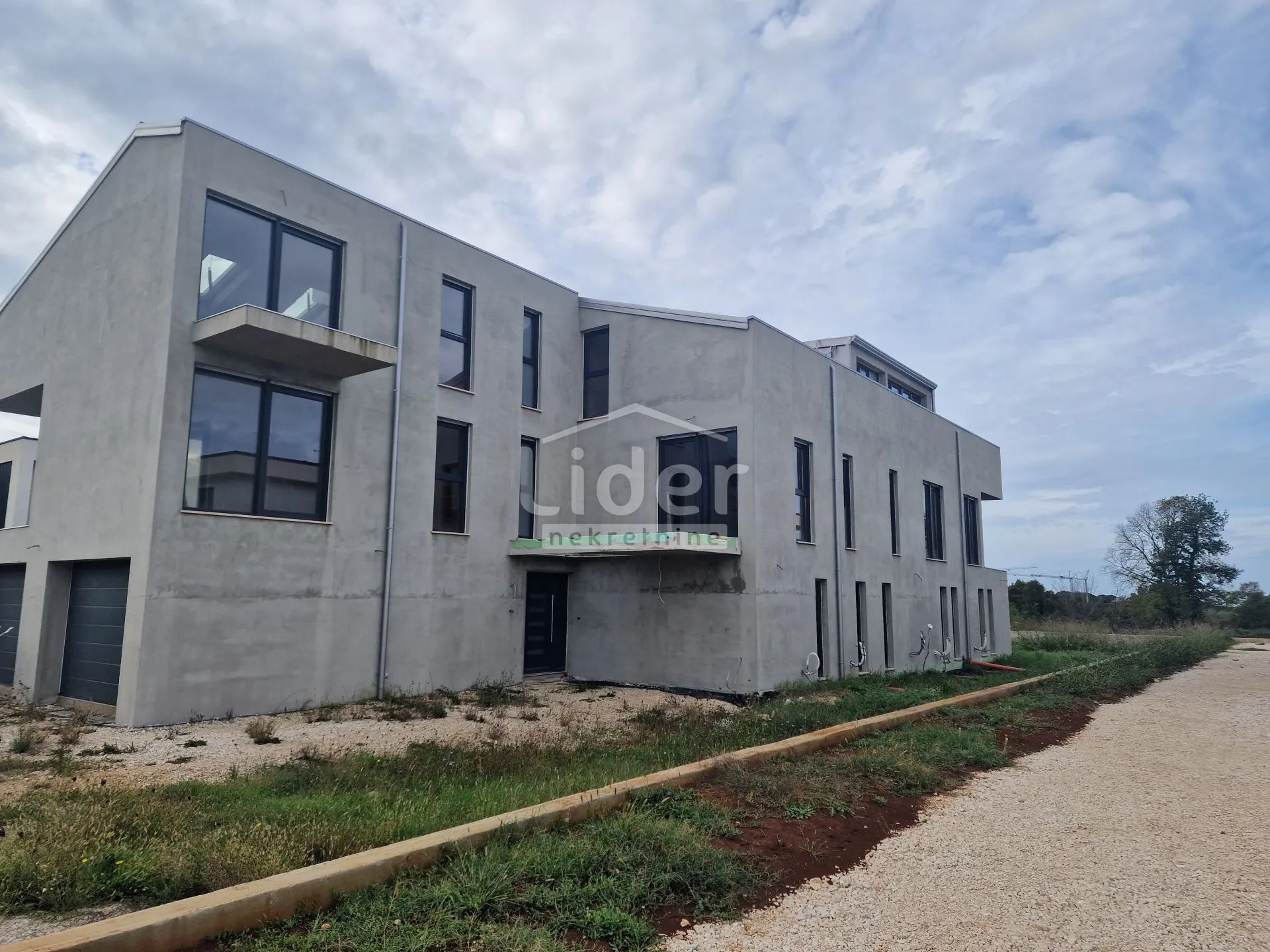 poreč - novogradnja na izvrsnoj lokaciji - slika 2