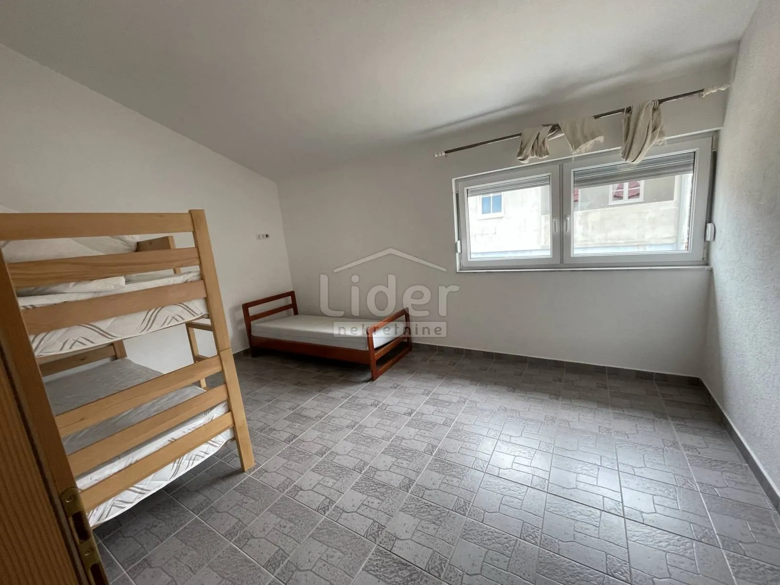 kuća sa 6 apartmana i pogledom na more - slika 19