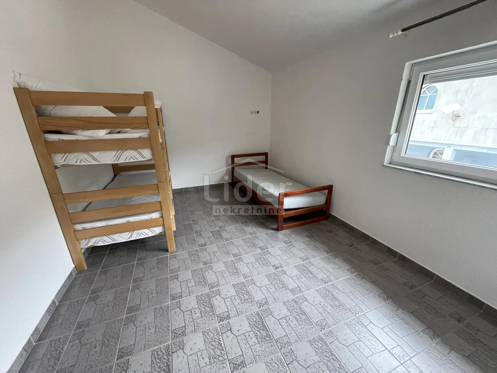 kuća sa 6 apartmana i pogledom na more - slika 18