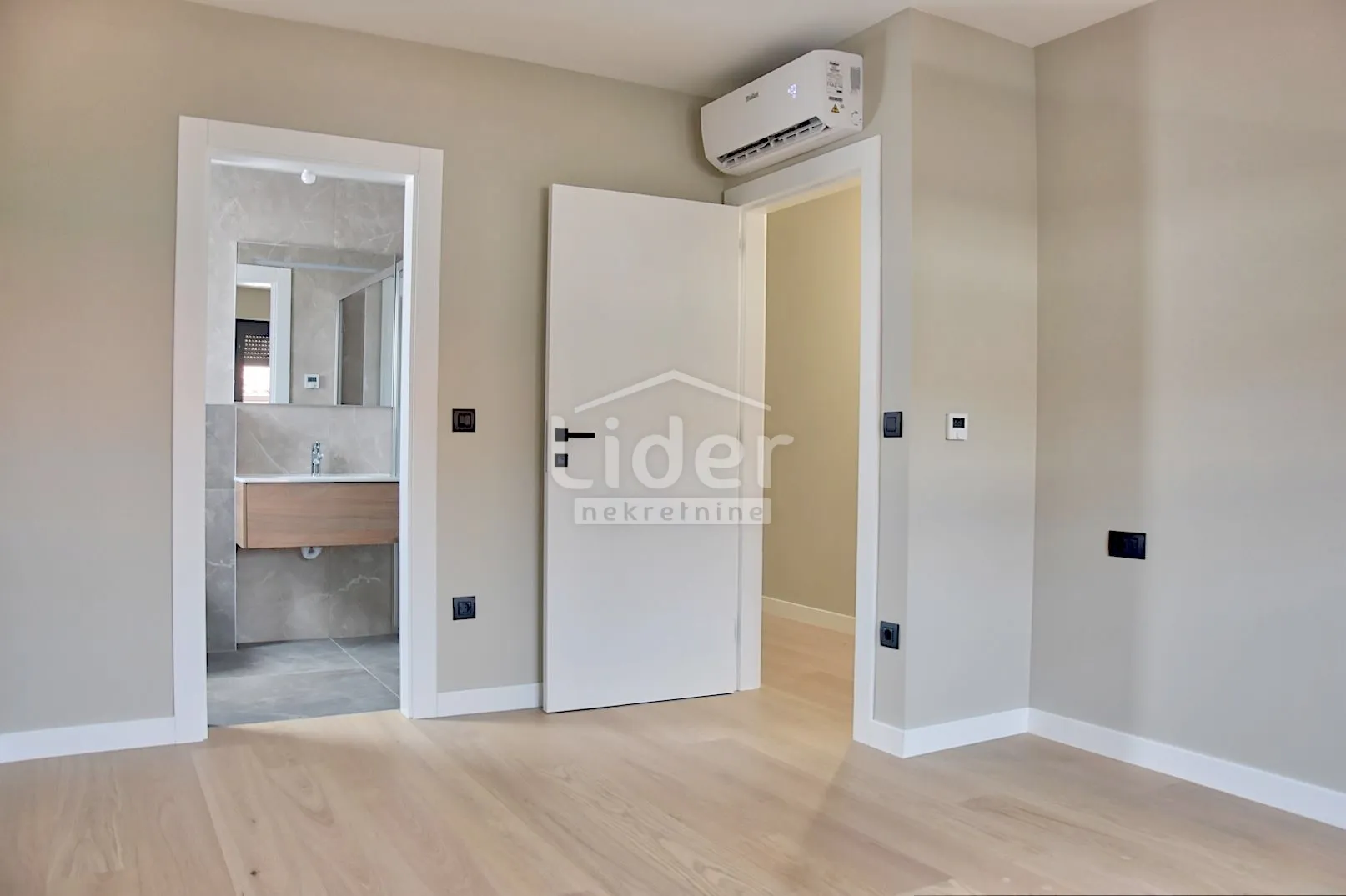 penthouse sa prekrasnim pogledom na top lokaciji! - slika 18