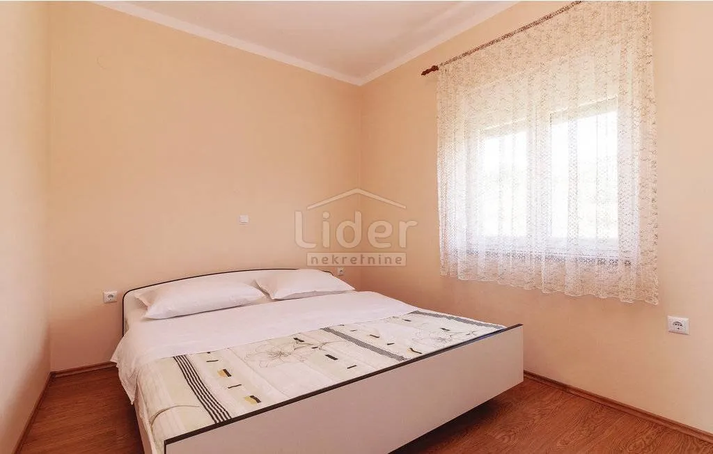 kuća sa 6 apartmana prvi red do mora - slika 13