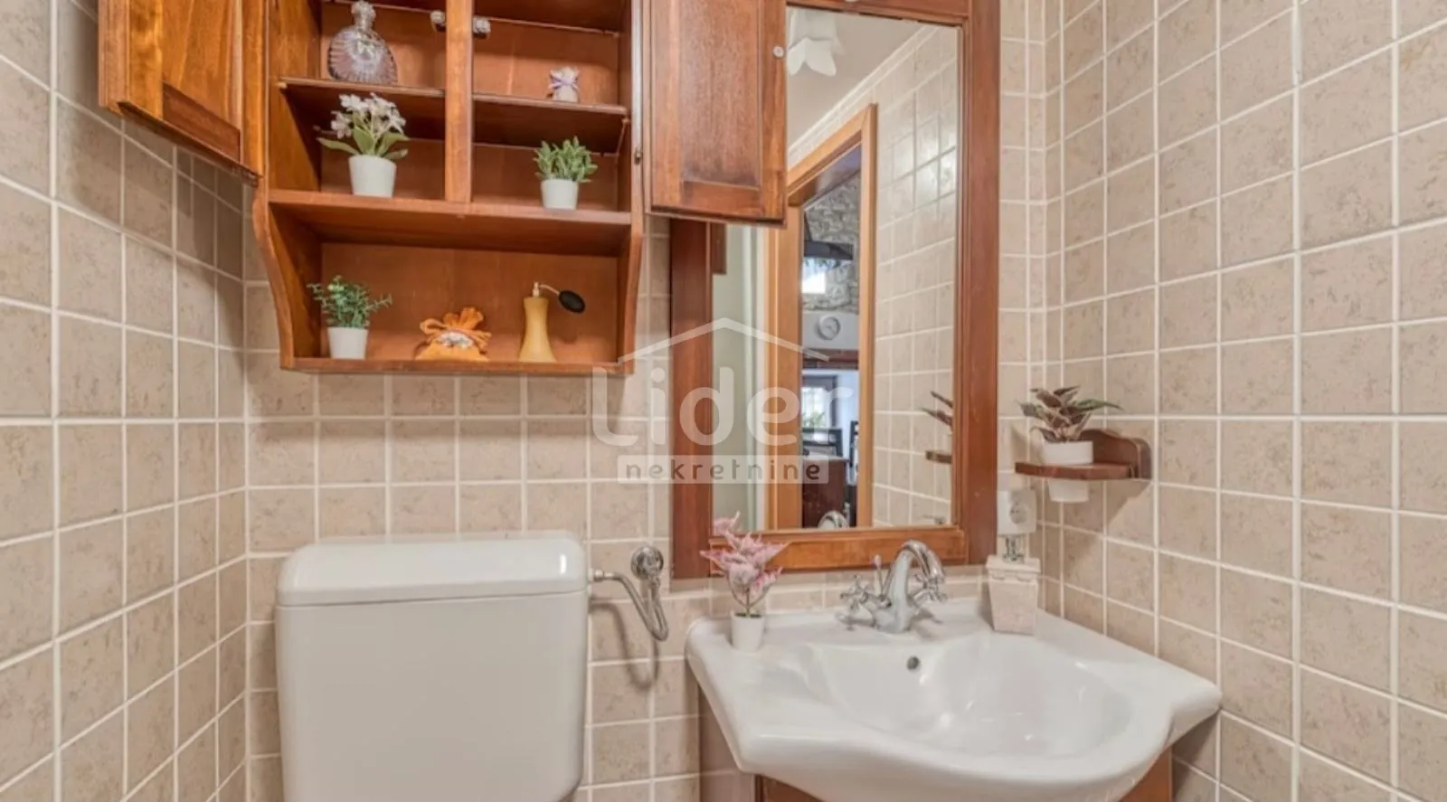 jušići stan sa studio apartmanom i terasom - slika 14