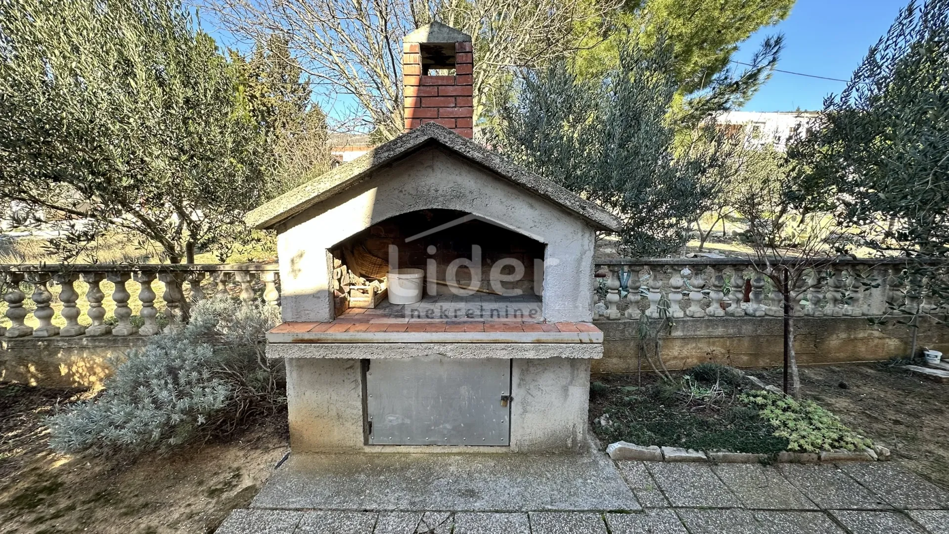 kuća sa 2 stana na samo 250m od mora - slika 23
