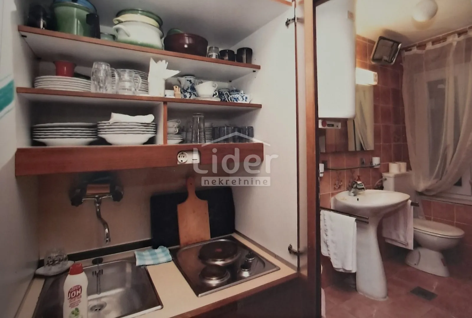 pag, kuća u samom centru, 176m2, krovna terasa - slika 10
