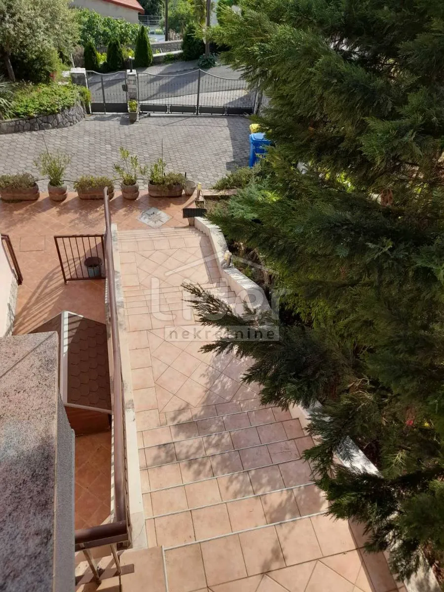 kuća sa bazenom i predivnom okućnicom - slika 6