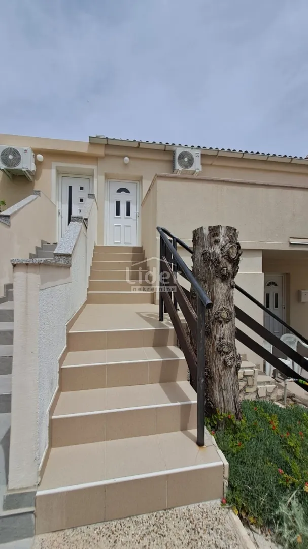 dvojna kuća u pagu, 100m2- dva apartmana, 300m od mora - slika 7
