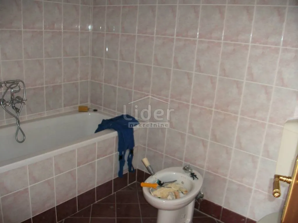 dvoetažni stan sa pogledom na more - slika 9