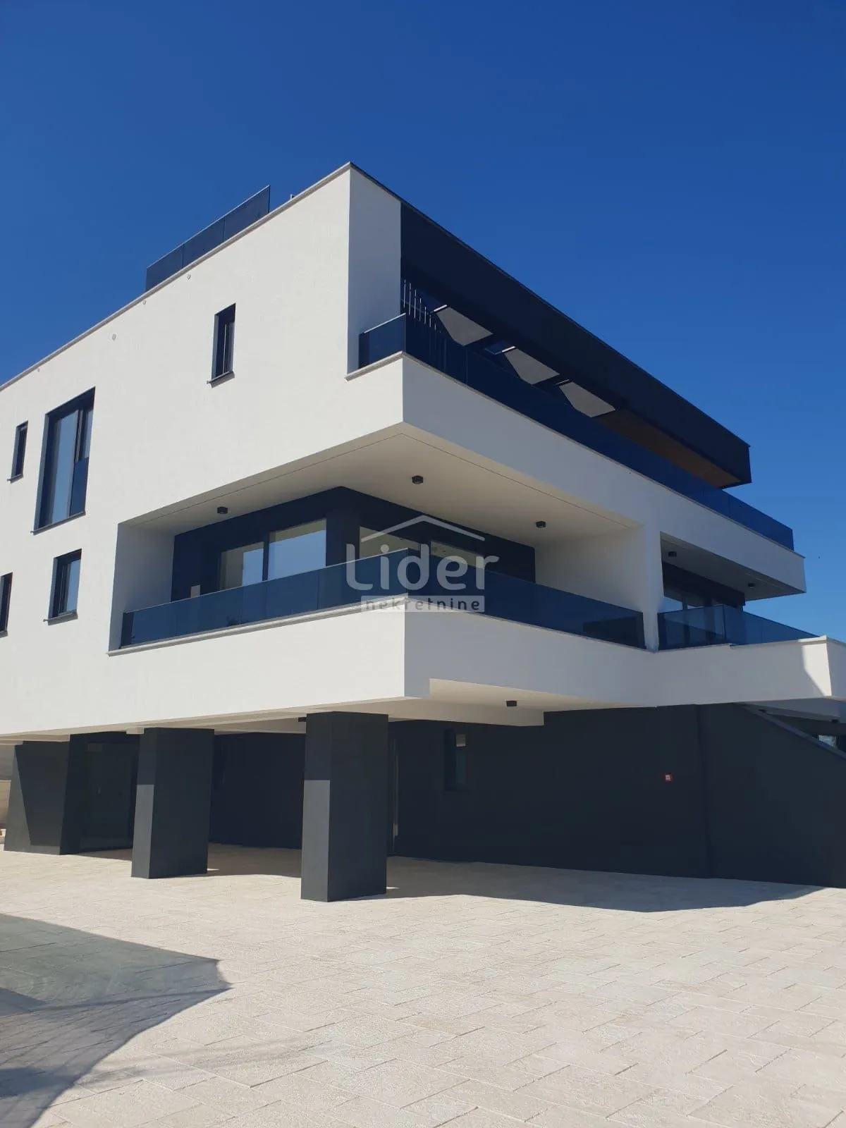 luksuzna villa sa 4 stana - krk - slika 2