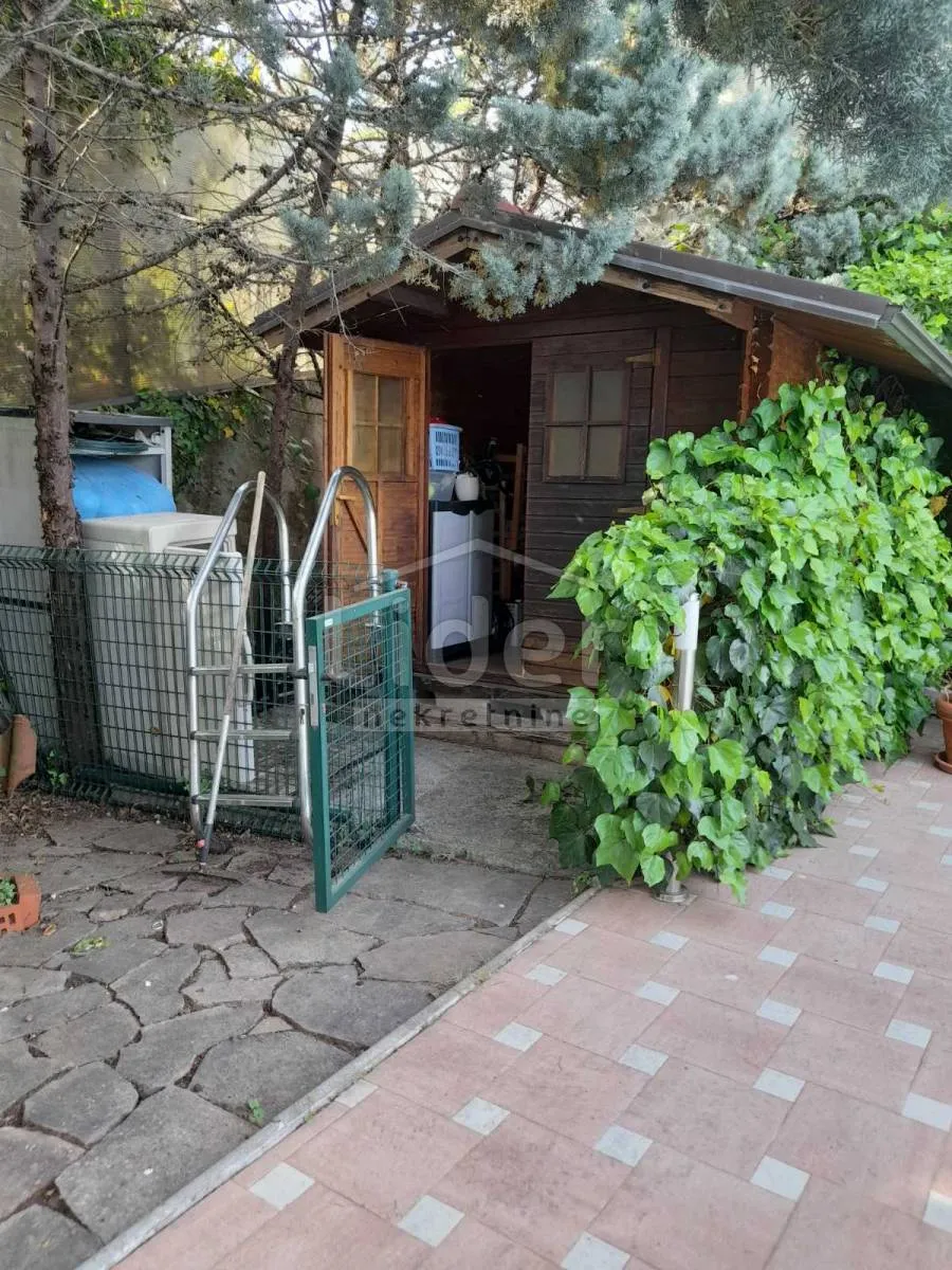 kuća sa bazenom i predivnom okućnicom - slika 41