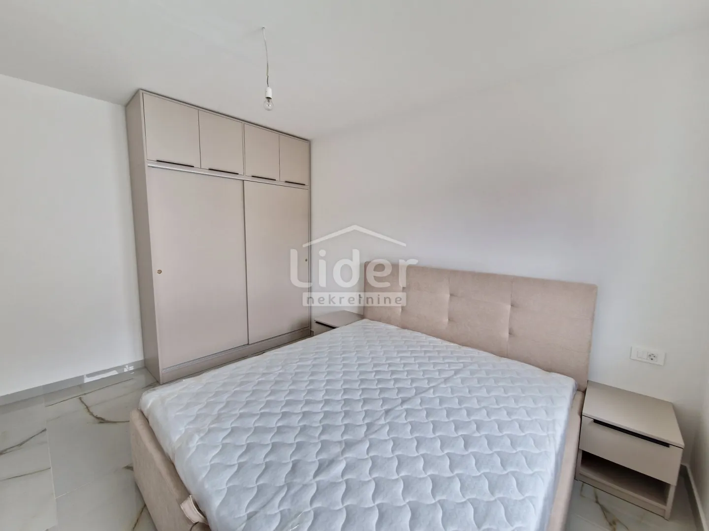 apartman u palitu sa velikom krovnom terasom - slika 11