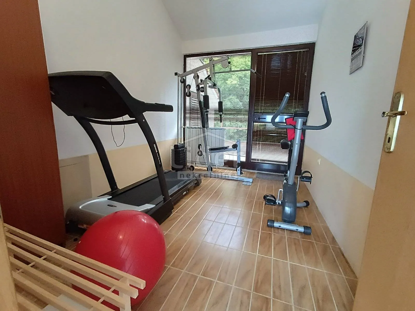 kuća s bazenom, saršoni - slika 13