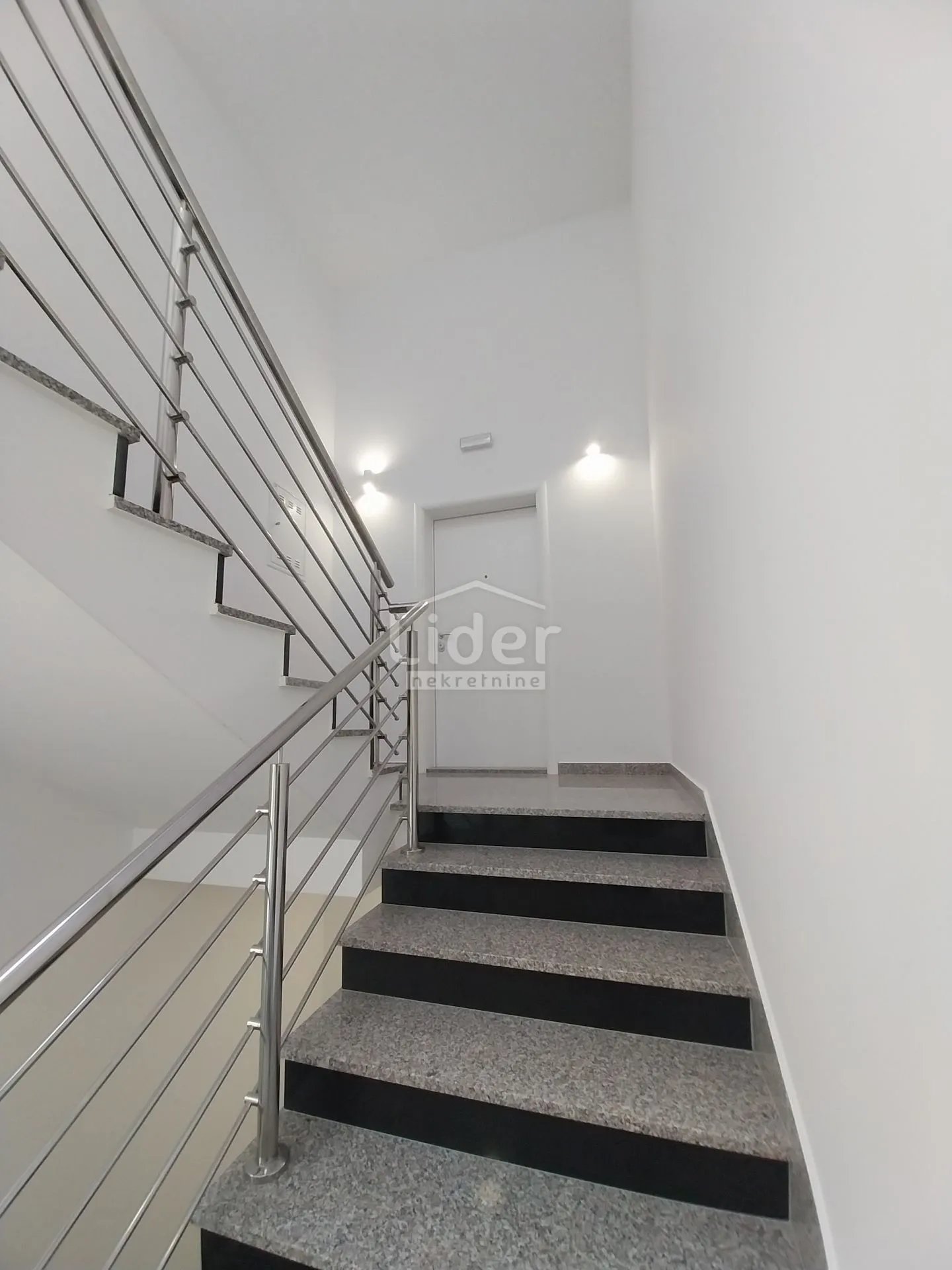 penthouse 127,14 m2, 30m od mora, predivan pogled - slika 19