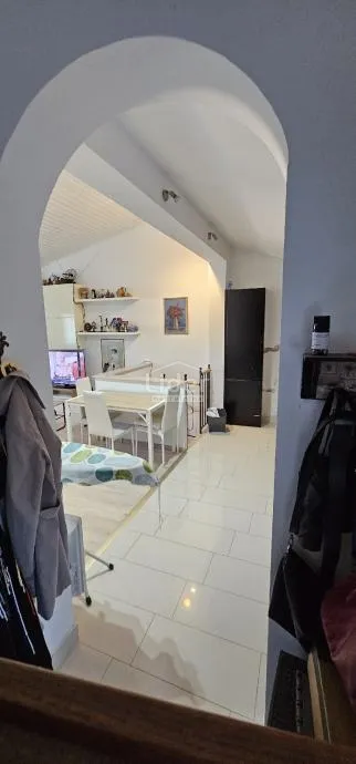 mali lošinj - kuća sa dvorištem i parkingom - slika 2