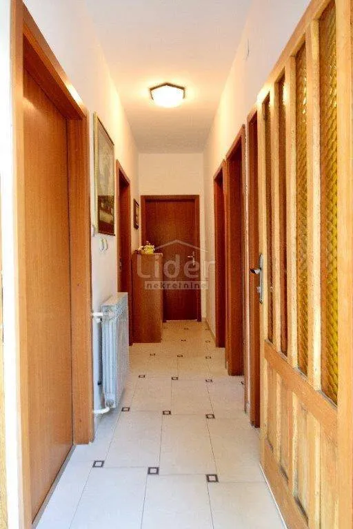 malinska, kuća p+1, 150m2, 577m2 okućnice, bazen - slika 17
