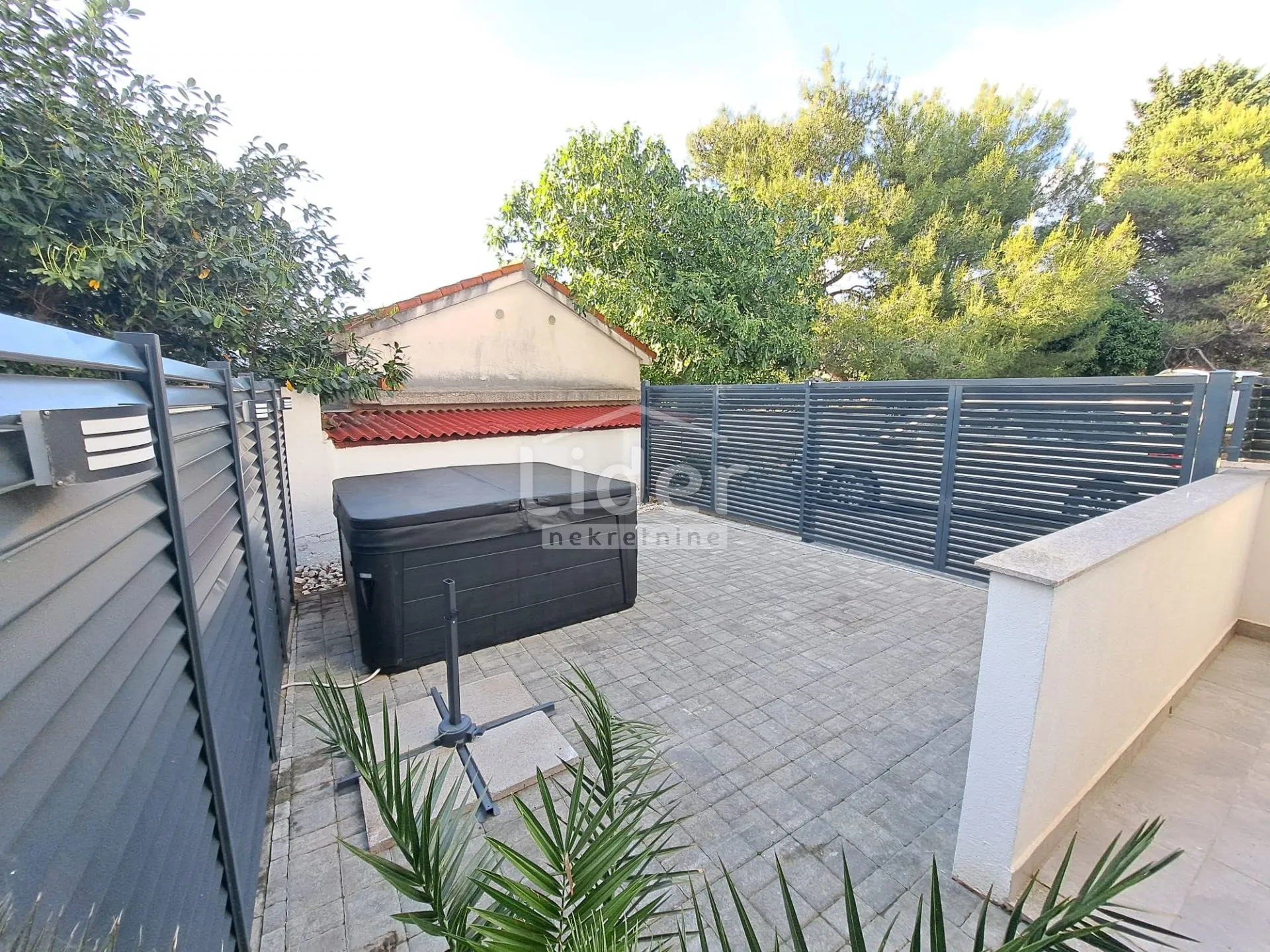 novalja stan 70m2, jacuzzi, blizina centra, škole i vrtića - slika 9