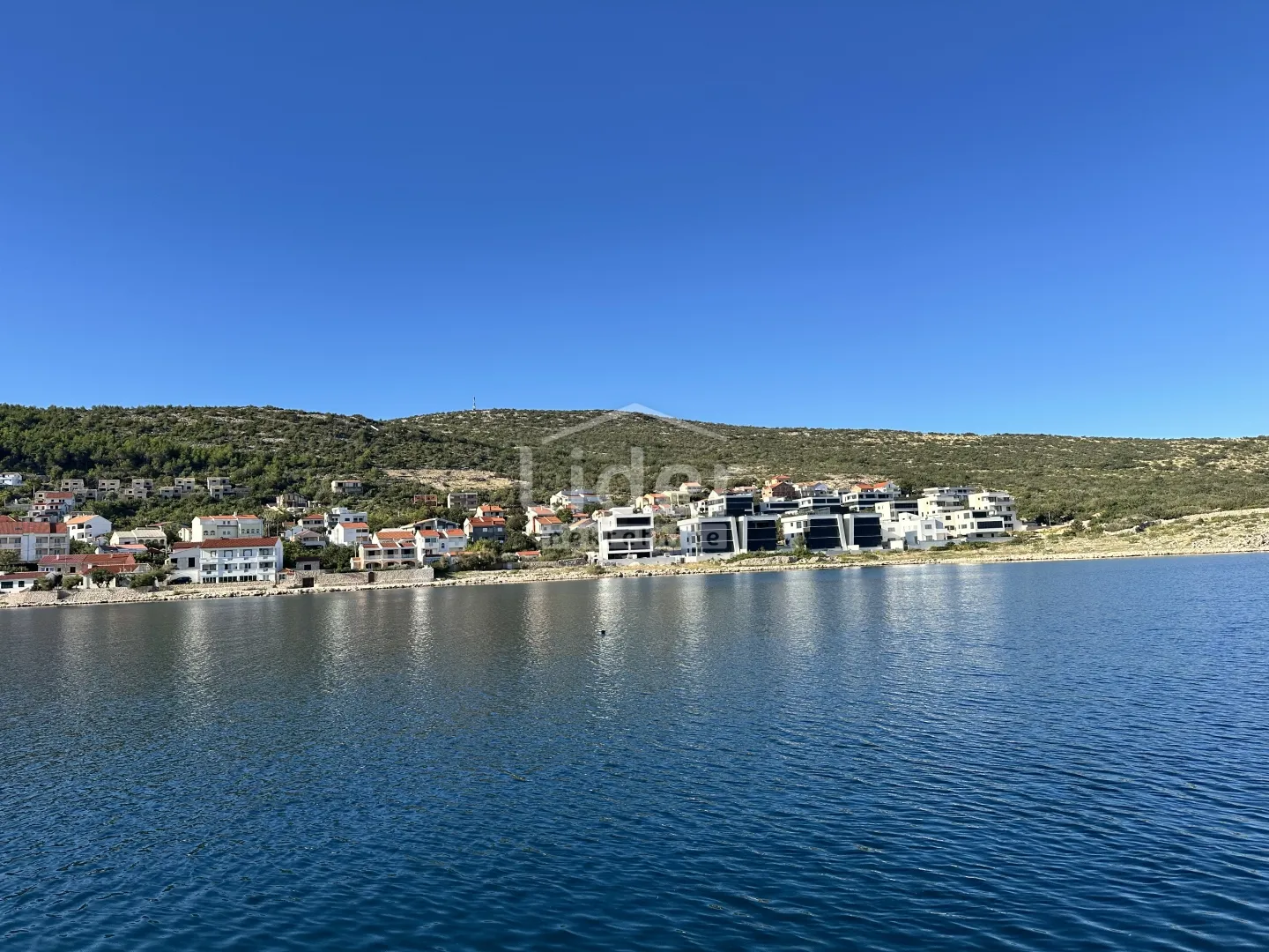 luksuzni penthouse s bazenom i prekrasnim pogledom na more - slika 15