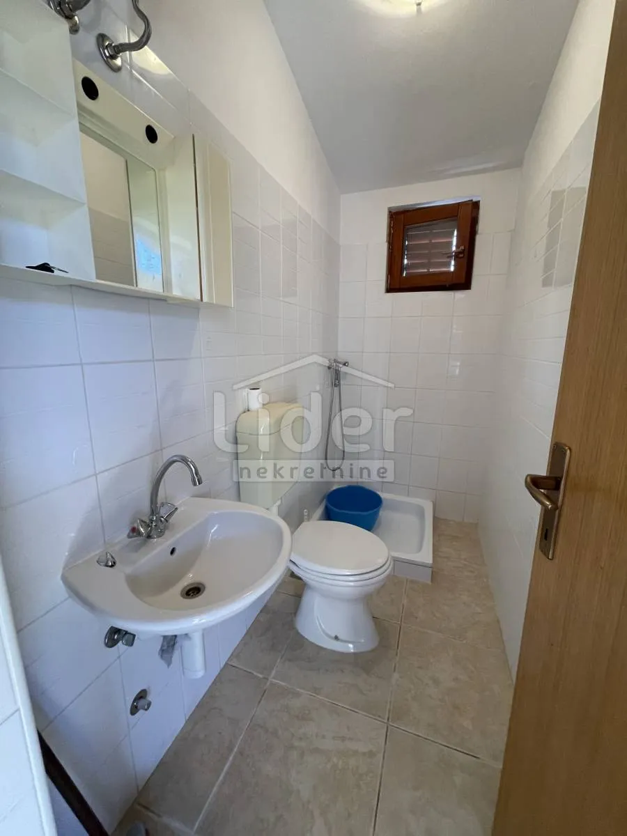 donji karin, kuću sa 5 apartmana prodajemo - slika 9