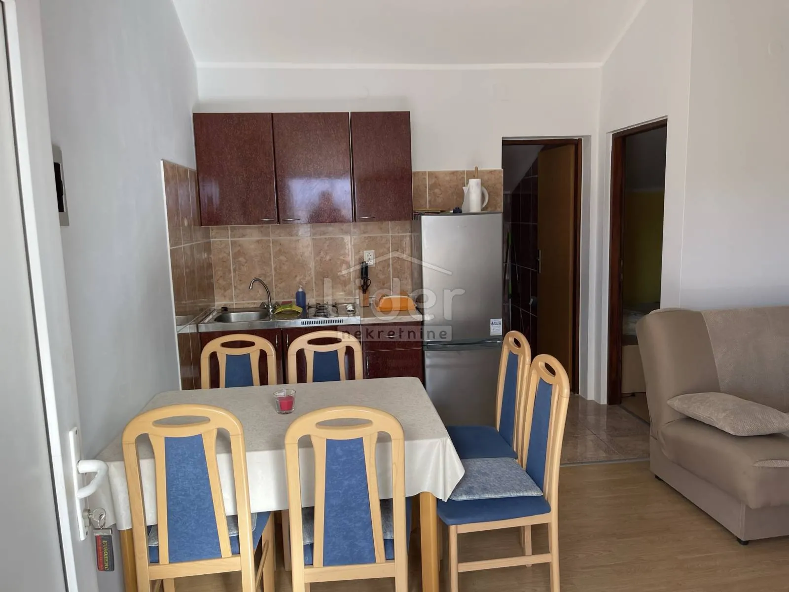 gornji karin samostojeća kuća sa 3 stana - slika 23