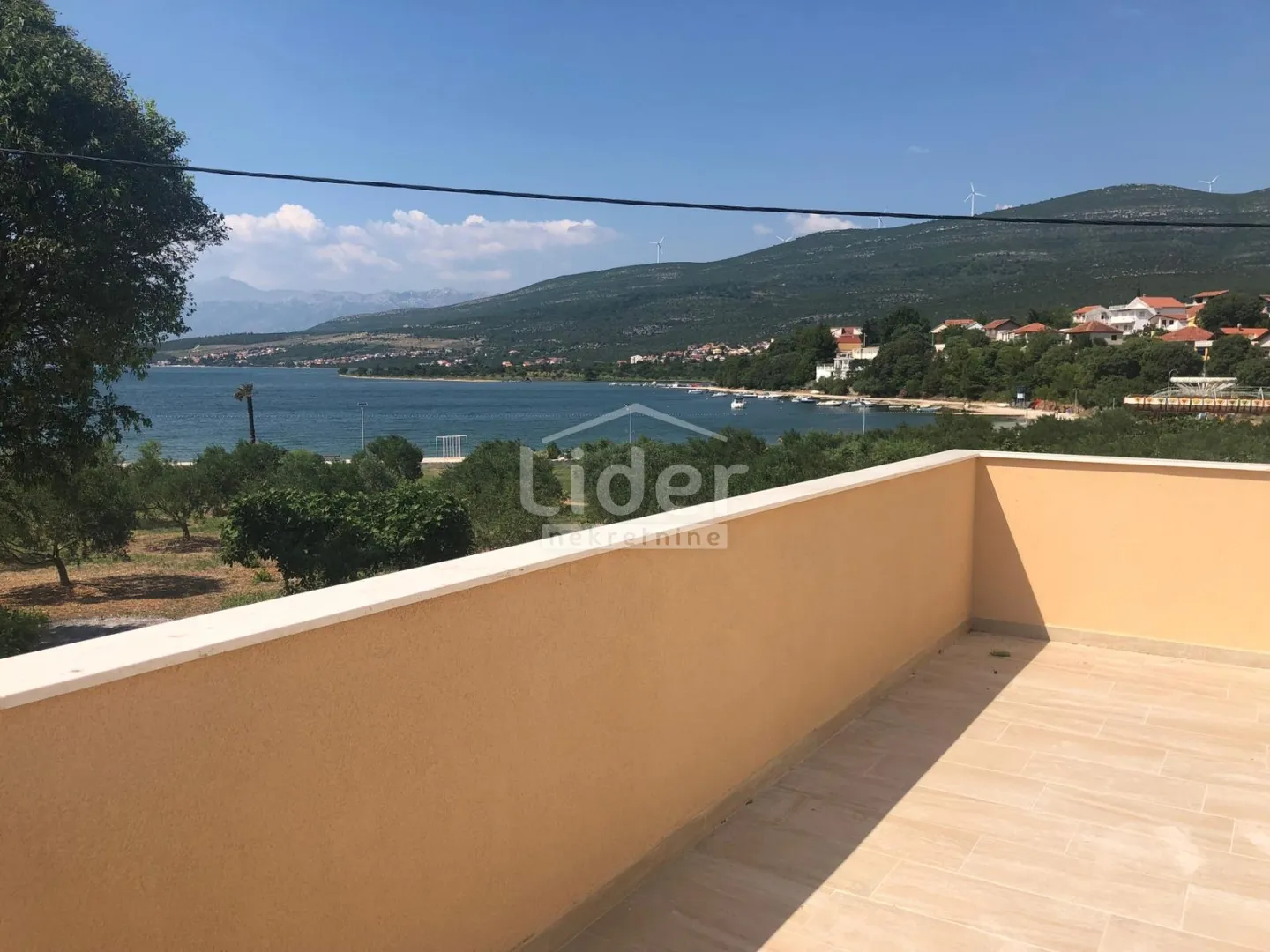 gornji karin, kuću u prvom redu do mora i plaže prodajemo - slika 8