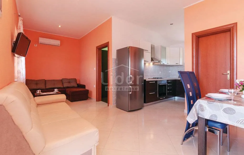 kuća sa 6 apartmana prvi red do mora - slika 22