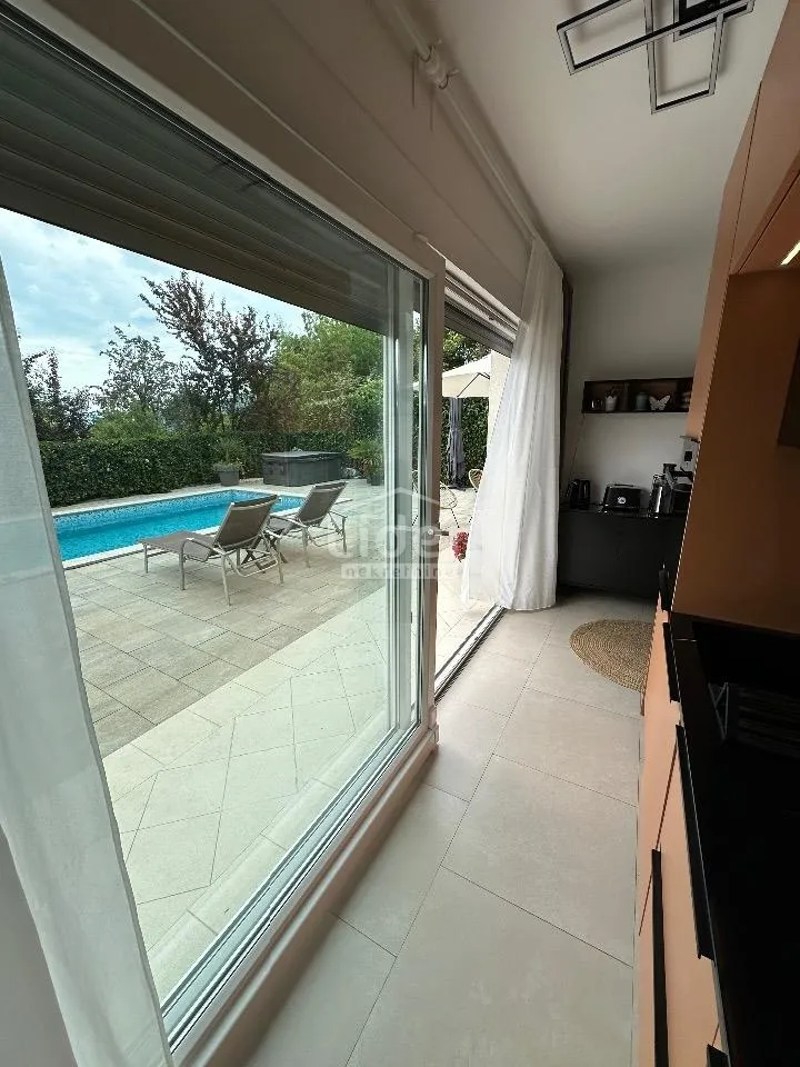MATULJI-kuća sa tri apartmana