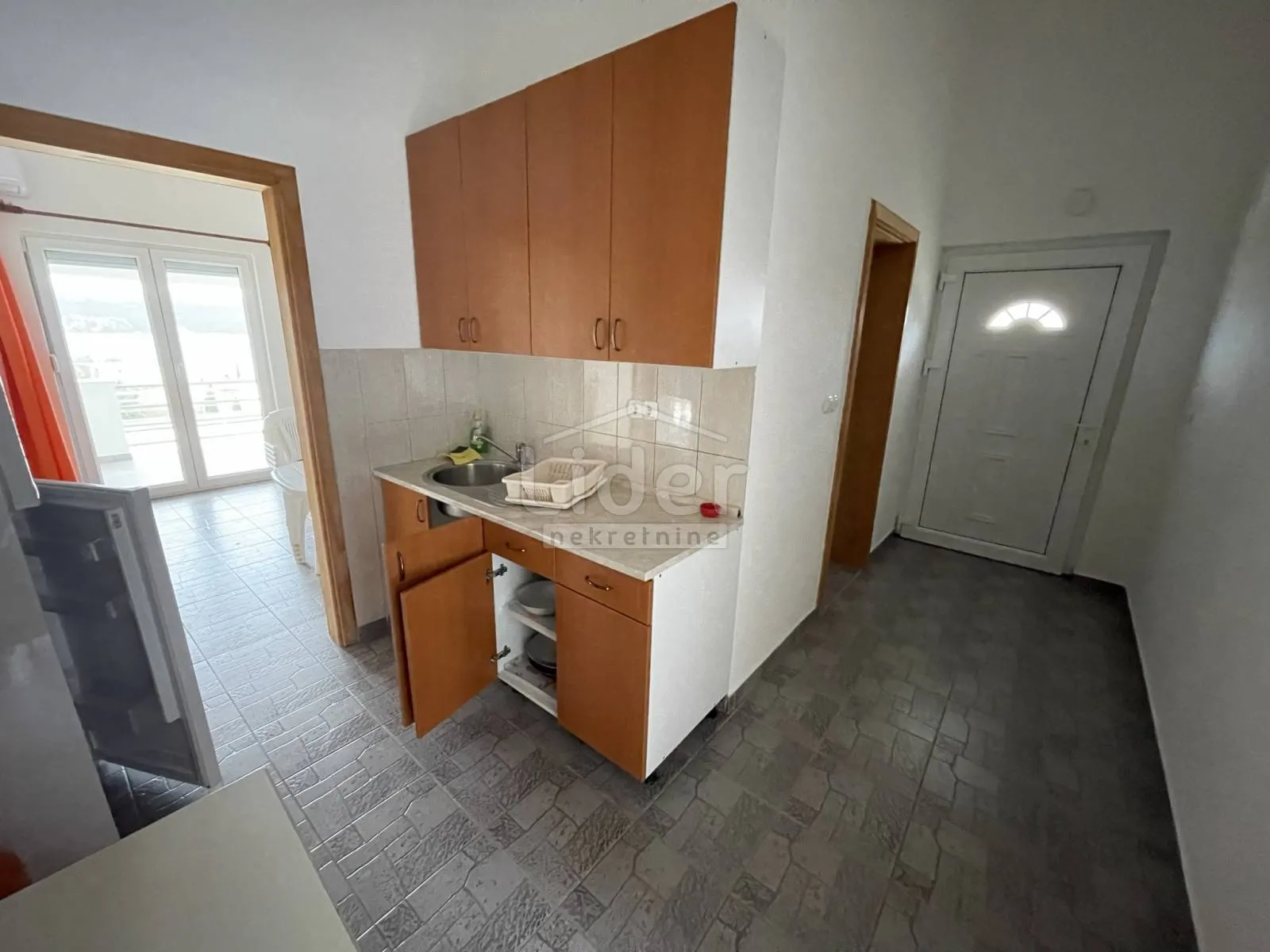 kuća sa 6 apartmana i pogledom na more - slika 4