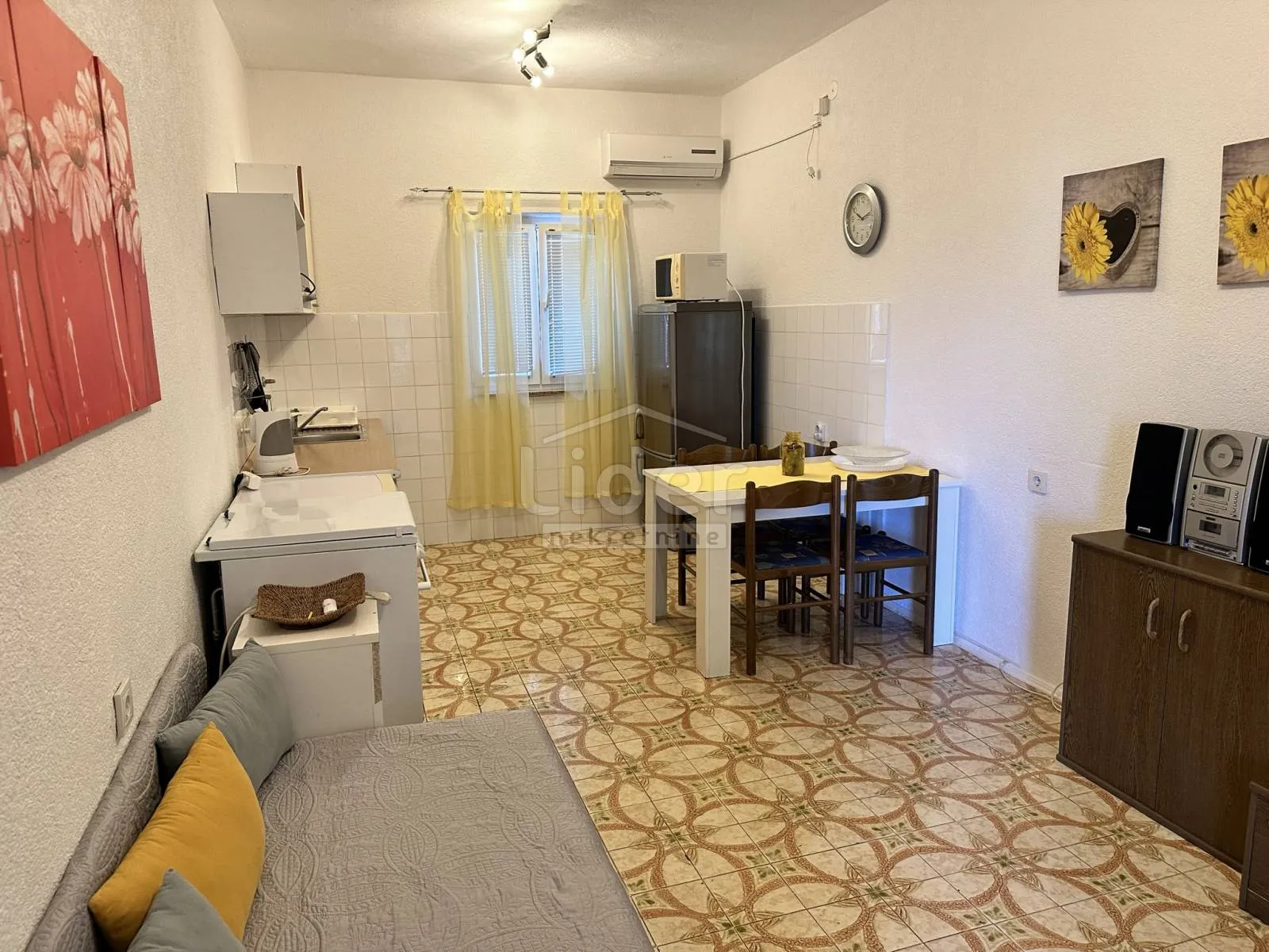 samostojeću kuću u prvom redu do mora prodajemo - slika 19
