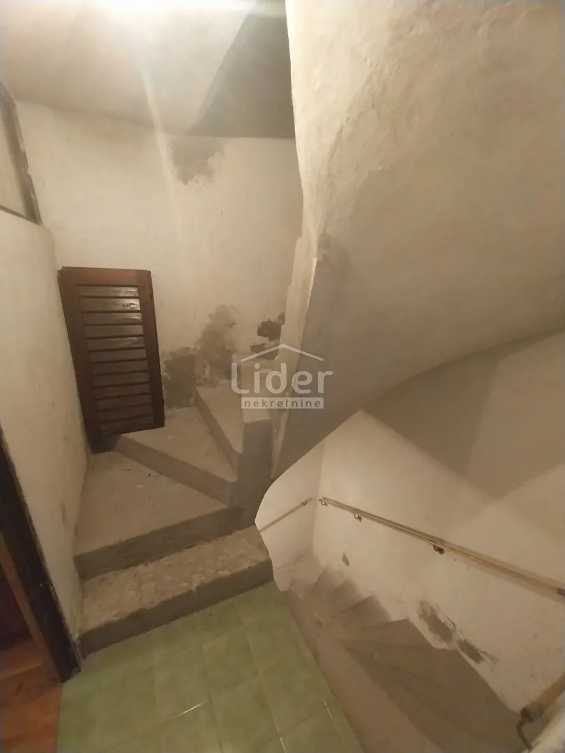 pag, centar, kuća 212 m2, 250.000 € - slika 19