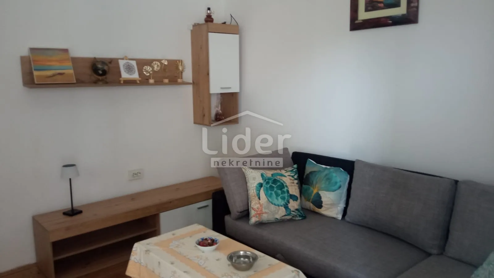 kuća 185m2, 150m od mora + građevinsko zemljište 600m2 - slika 12