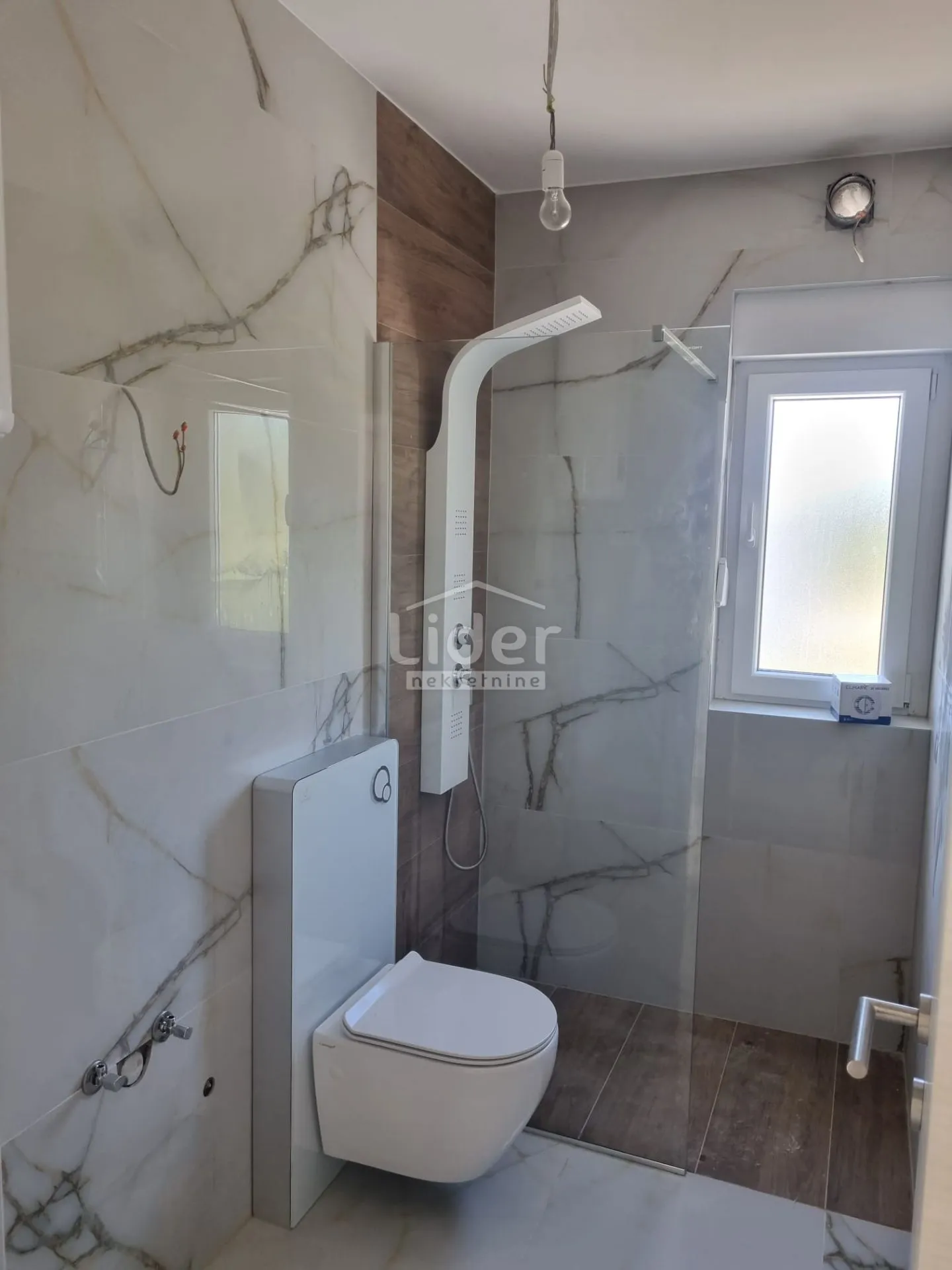 apartman u palitu sa velikom krovnom terasom - slika 19