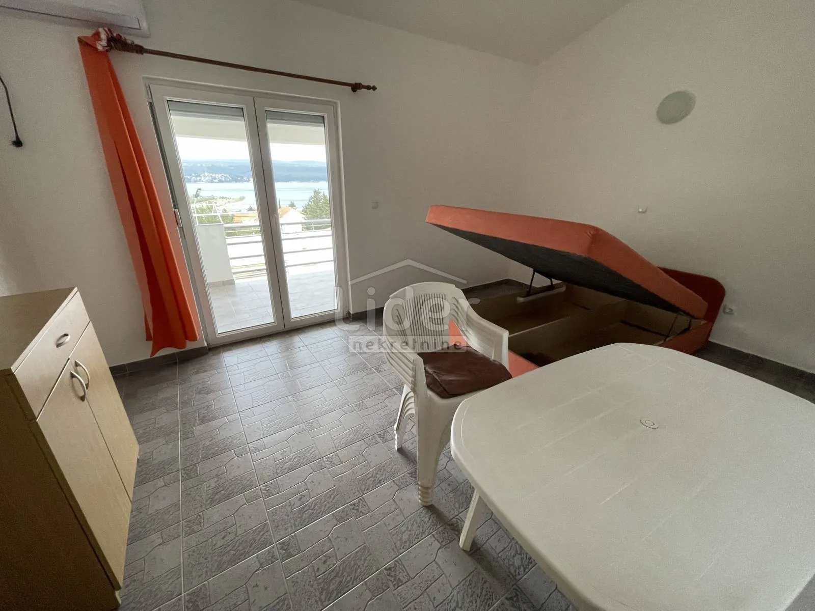 kuća sa 6 apartmana i pogledom na more - slika 3