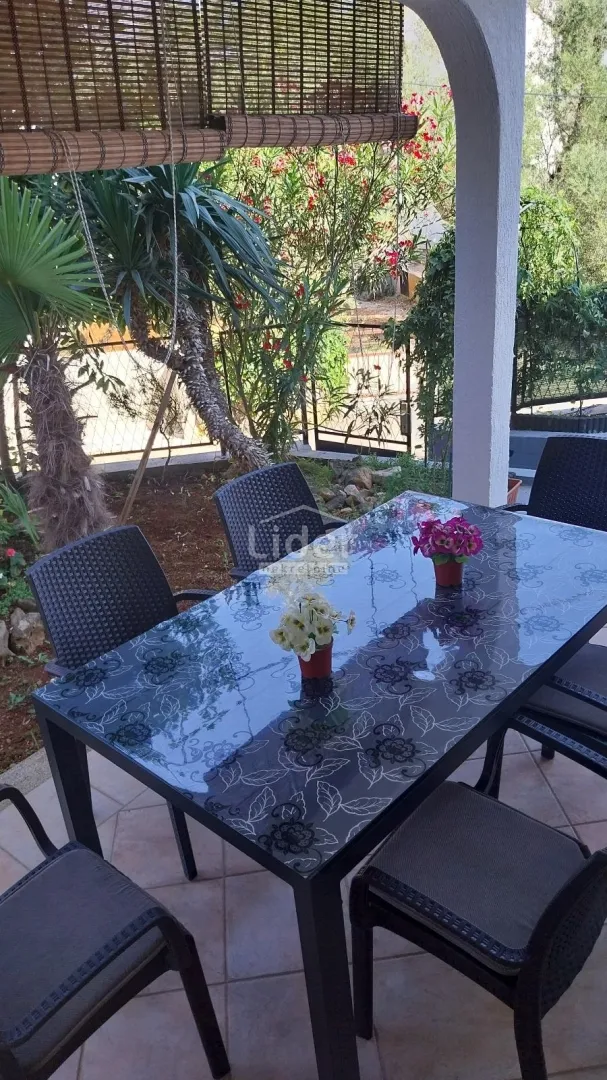 malinska odlična kuća s 5 apartmana - slika 8