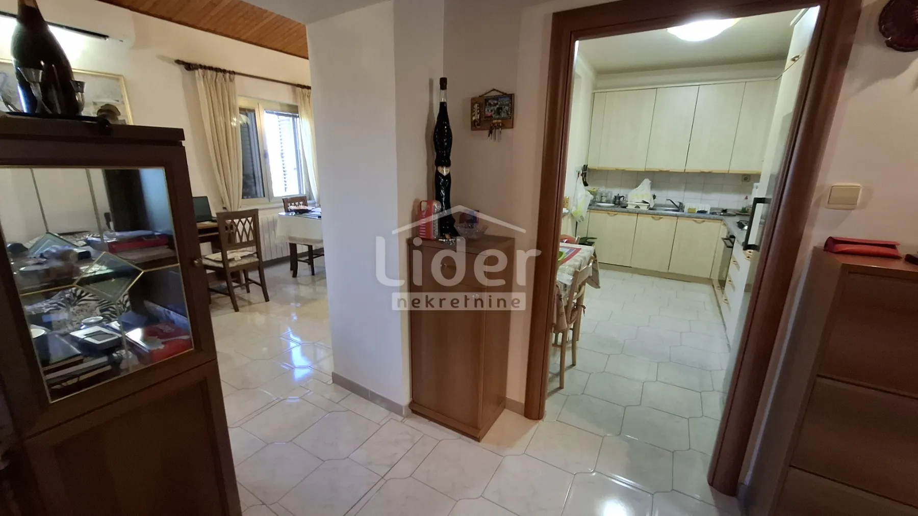 samostojeća kuća sa tri stana - slika 13