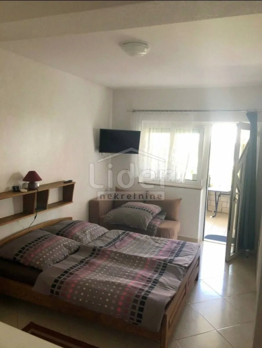 apartmanska kuća na samoj plaži u loparu - slika 9