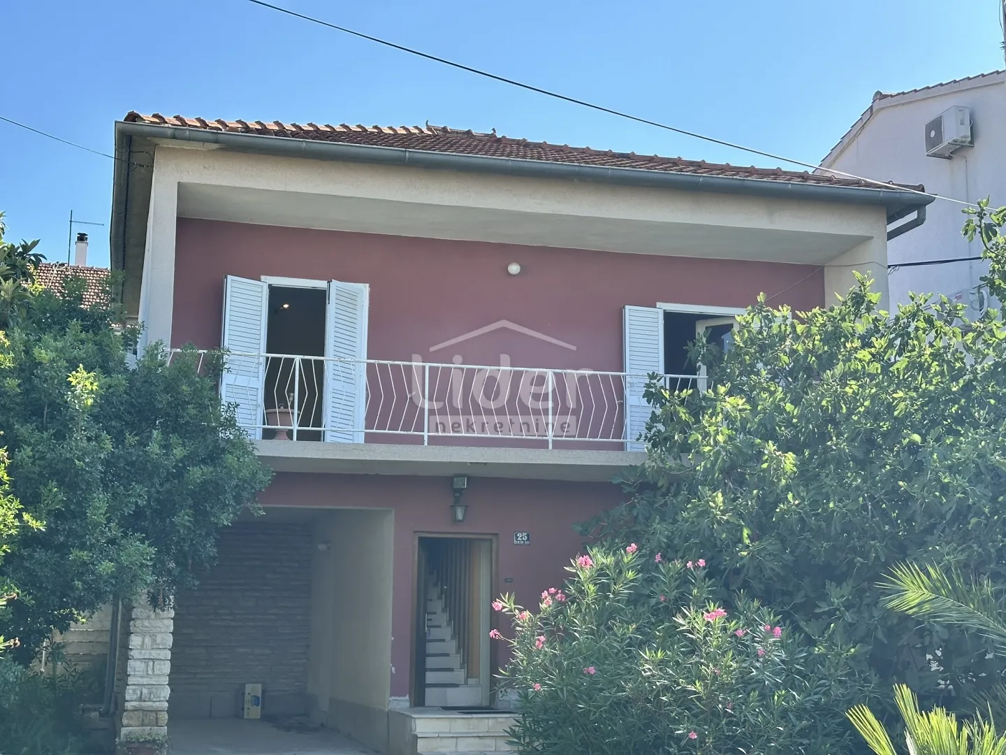 samostojeća kuća sa velikom okućnicom na top lokaciji - slika 27