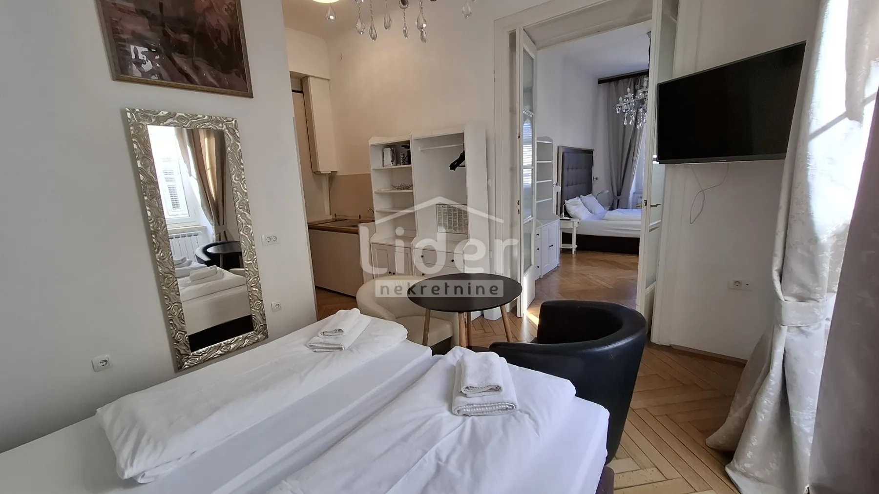 centar - 2 studio apartmana - slika 19