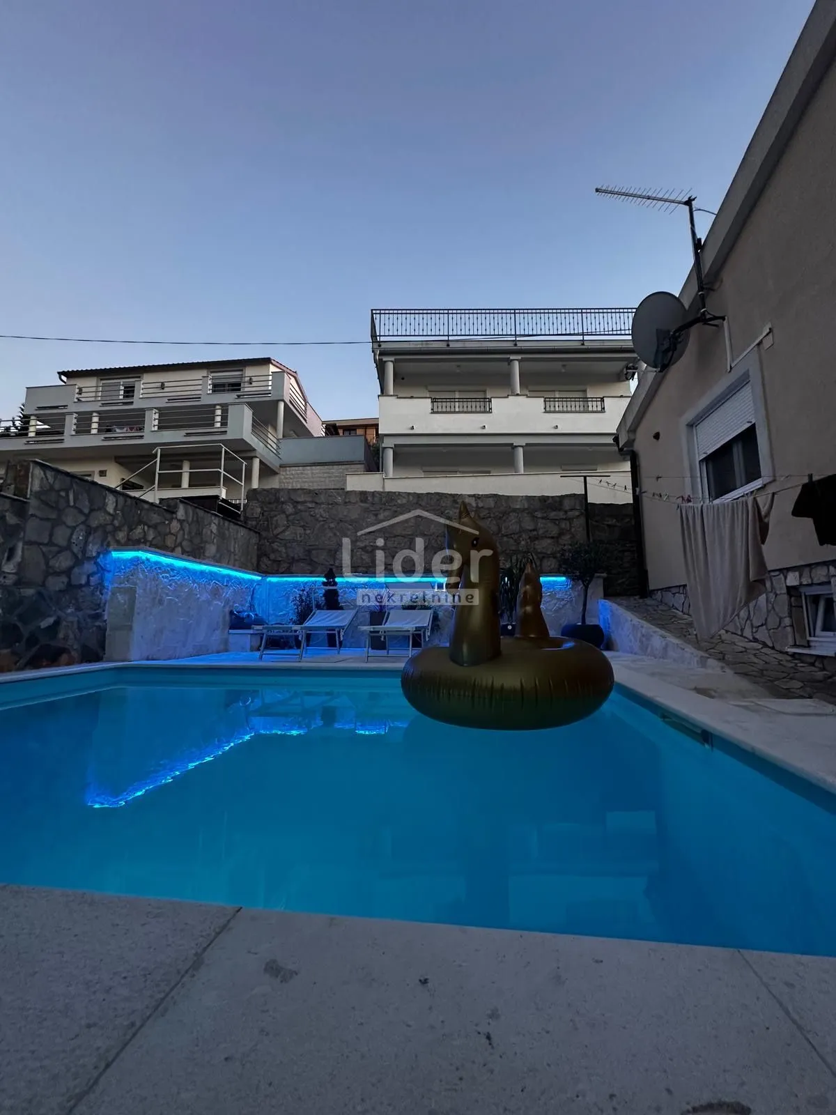 kuća 100m2, bazen, velika garaža, prvi red do mora i plaže - slika 2