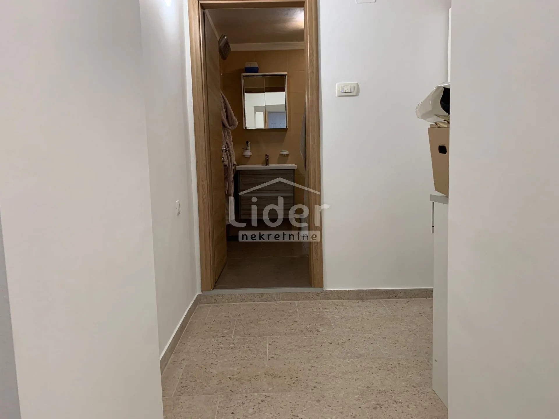 bulevard 3s+db, terasa, vrt, novoadaptiran, namješten! - slika 19