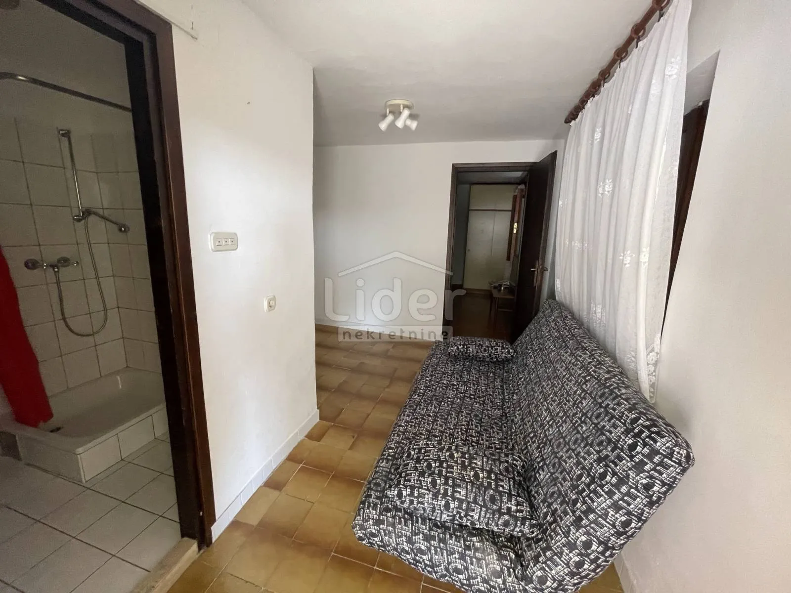 donji karin, kuću sa 5 apartmana prodajemo - slika 15