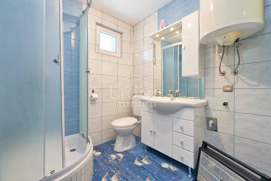malinska kuća s 2 stana i okućnicom od 330m2 - slika 9