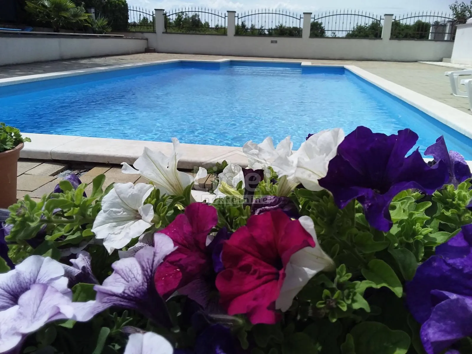 apartmanska kuća na traženoj lokaciji - slika 4